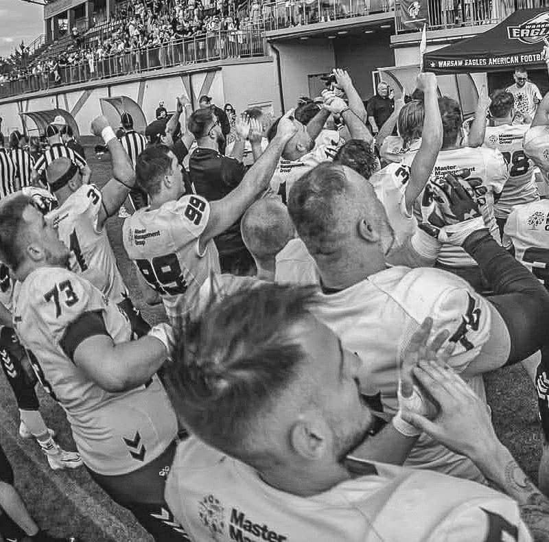 Zawodnicy Warsaw Eagles świętują z kibicami na stadionie MOSiR Ząbki