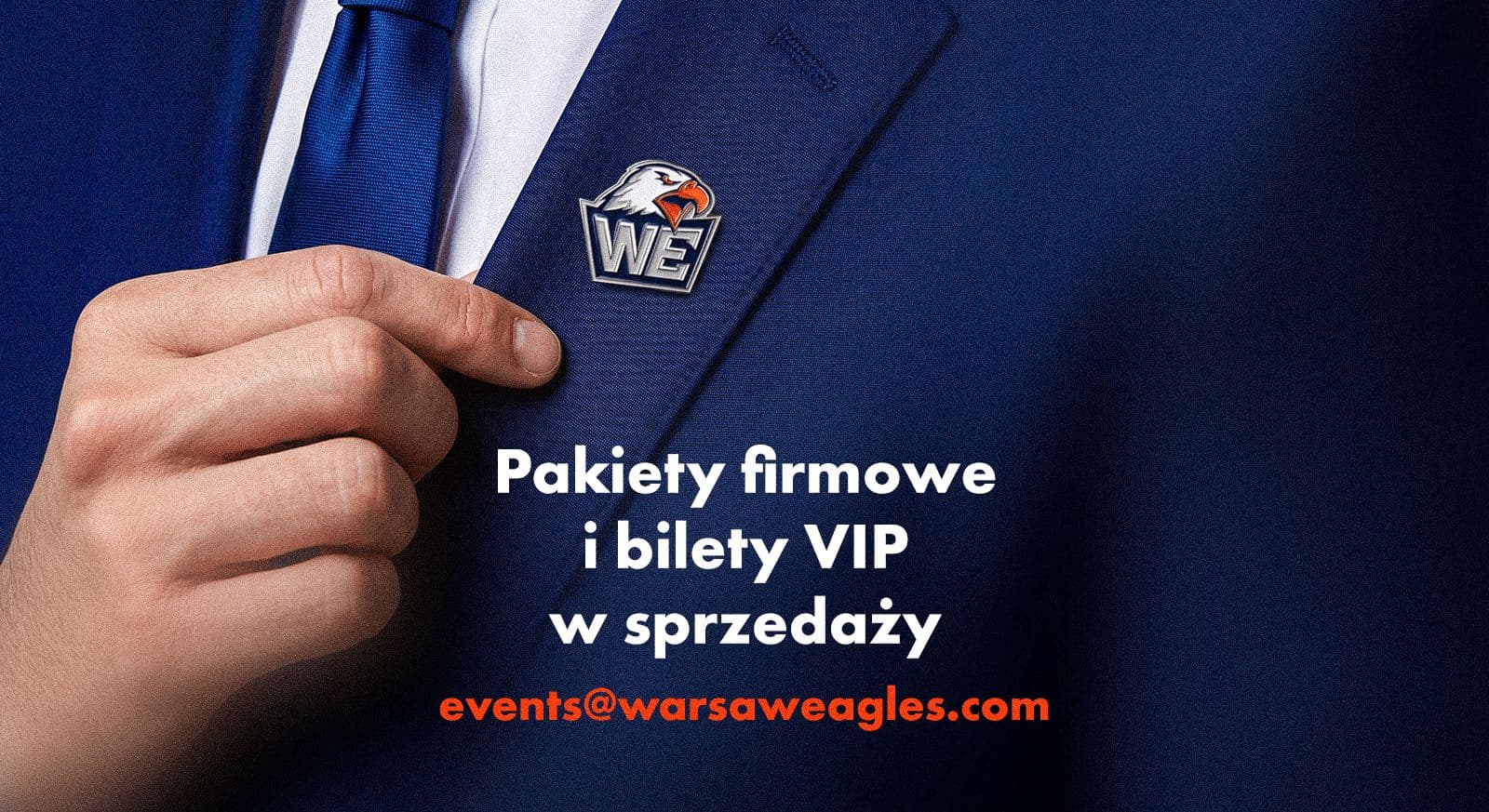 Przypinka z logo Warsaw Eagles w klapie granatowej marynarki; napis: Pakiety firmowe i bilety VIP w sprzedaży